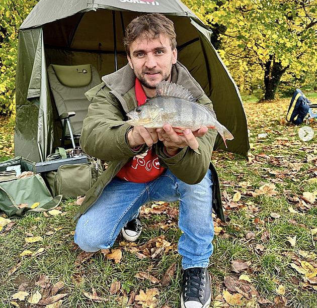 Tary spustil prodej vlastních plyšáku. K propagaci využil malé děti, lidé ho kritizují kvůli ceně