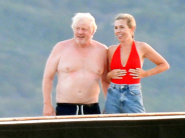 Boris Johnson zruil dovolenou a spchá do Londýna. Chce být znovu premiér.