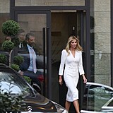 Ivanka Trumpová vyšla z hotelu krásných bílých šatech.