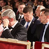 Na Pražském hradě se udílí státní vyznamenání. V přední řadě sedí exministr...
