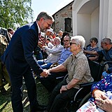 Zdena Mašínová s premiérem Petrem Fialou