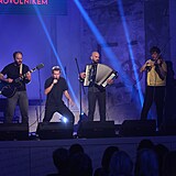 Velký úspěch na benefici Alsy v Pražské křižovatce měla i kapela Zrní.