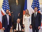 Milo Zeman ve své pracovn na Praském hrad Donalda Trumpa jr., Ivanku...