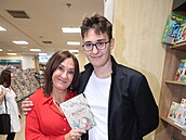 Autorka kníky, moderátorka eské televize Jolka Krásná, se svým synem, který...