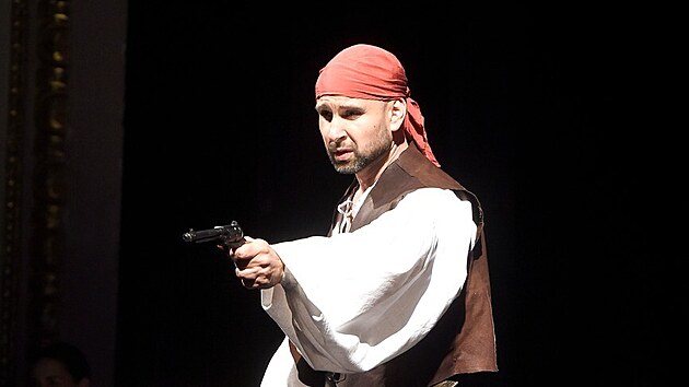 Tomá� v�echny v Divadle Na Vinohradech svým výkonem pobavil.