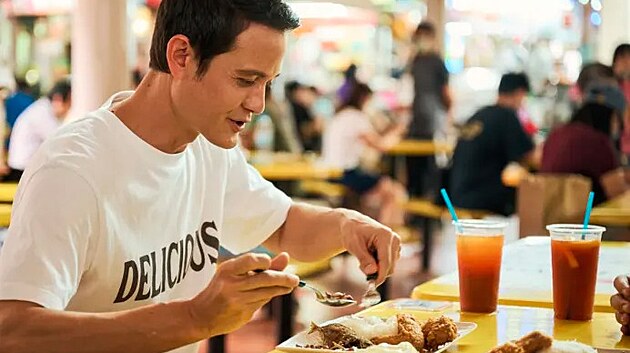 Populární YouTuber Mark Wiens má nový seriál HBO, který je celý o singapurské posedlosti jídlem