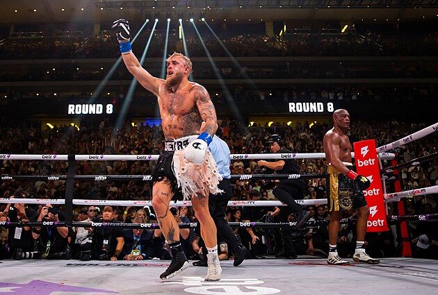 Jake Paul porazil v zpase Andersona Silvu.