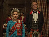 Imelda Staunton a Jonathan Pryce jako královna Alžběta II. a princ Filip