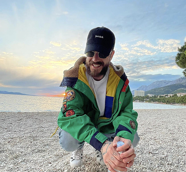 Rapper Karlo je venku z vězení. Za držení drog dostal sedm let, zbytek trestu by měl strávit doma