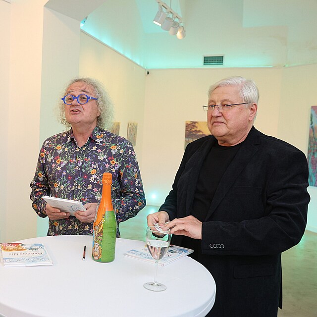 K�est knihy Kouzeln� kl�� od Richarda Bergmana (vpravo) podpo�ili i herci Ji�� L�bus a Jan Jir��.