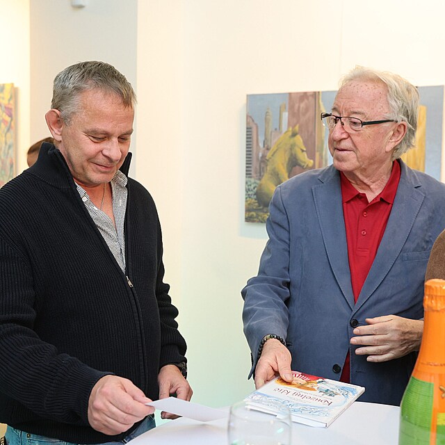 Filip Ren� podpo�il kamar�da Richarda Bergmana na k�tu jeho knihy pro d�ti.