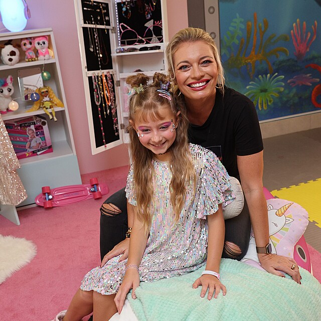 Lucie Borhyov� otev�ela spole�n� s malou zp�va�kou Chiarou jej� pokoj��ek v Aquapalace.