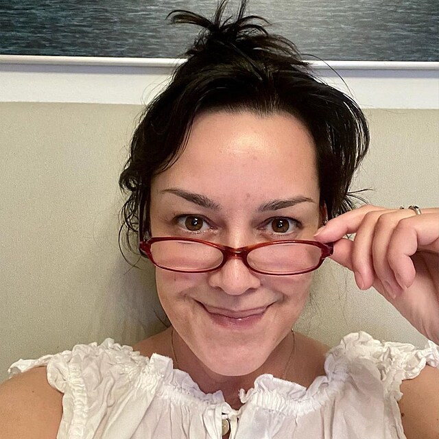 Tereza Brodsk� le�� doma se �lu�n�kem. Co j� vzk�zaly slavn� kamar�dky?