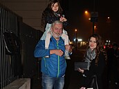 Píchody na slavnostní veer eský slavík: Daniel Hlka s partnerkou a dcerkou