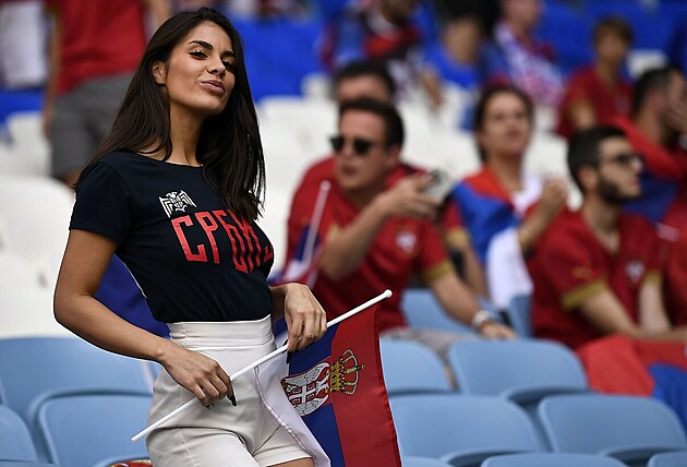 Sexy fanynka se srbskou vlajkou.