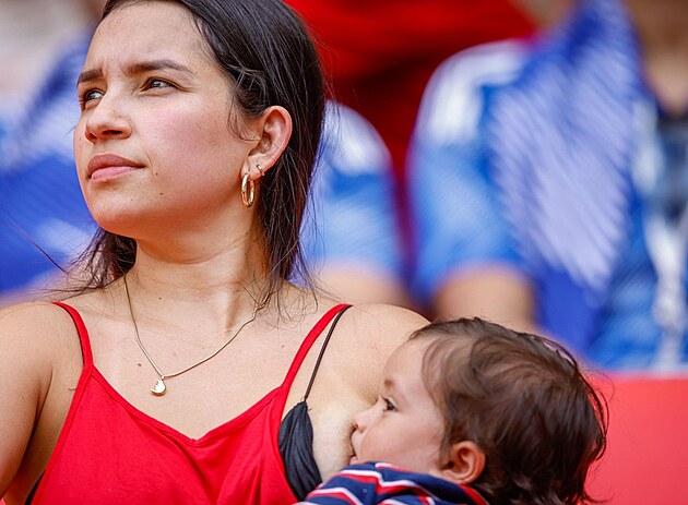 Jedna z fanynek během zápasu kojila své dítě.