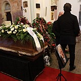 Jaromír Jágr přijímá kondolence od Martina Straky.