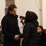 Jaromír Jágr přijímá kondolence od smutečních hostů.