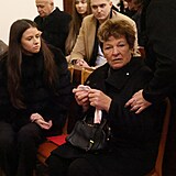 Těsně před obřadem se Anna Jágrová rozplakala, utěšovala ji Dominika Branišová.