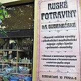 Bývaly doby, kdy se obchody s ruskými potravinami ke svému původu hrdě hlásily.