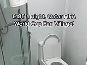 Fotbalový fanoušci v Kataru žijí v obytných kontejnerech, které využívají...