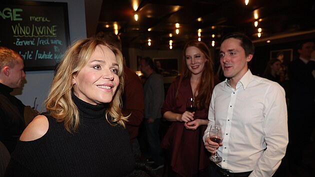 Dagmar Havlová se na premiée hry Okupace skvle bavila.