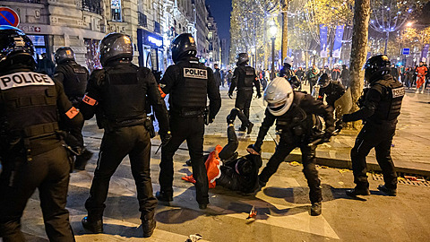 Policisté v Paříži měli plné ruce práce.