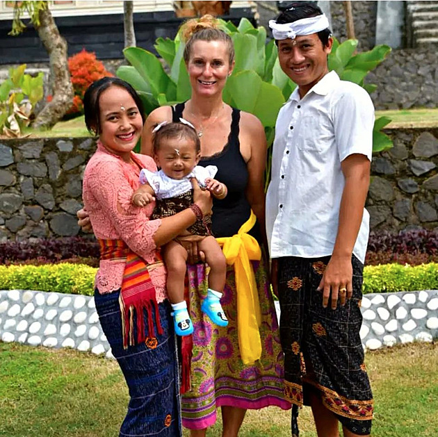 eka pomáhá dtem na Bali