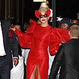 Lady Gaga odhalila v jedno ze svch kostm i kus pirozen.