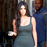 Kim Kardashian se potila prsa.
