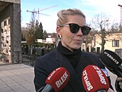 Modelka Veronika Hejlíková na pohbu stylisty Jana Pokorného.