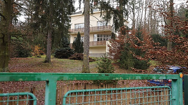 Vila u Píbramy v Dobichovicích. Trojanová vlastní jednu tetinu, dlí se s...