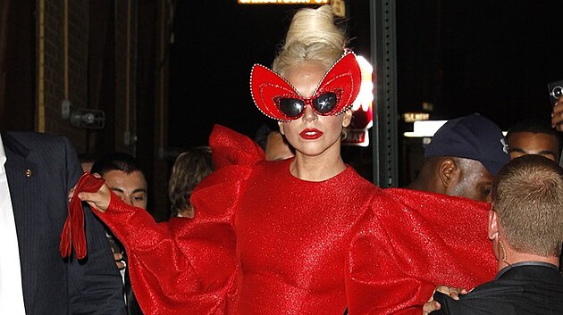 Lady Gaga odhalila v jednom ze svch kostm i kus pirozen.