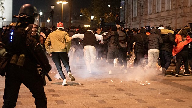 Policisté v Paíi mli plné ruce práce.