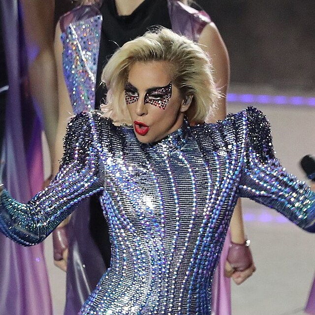Lady Gaga bhem vystoupen na Super Bowl.