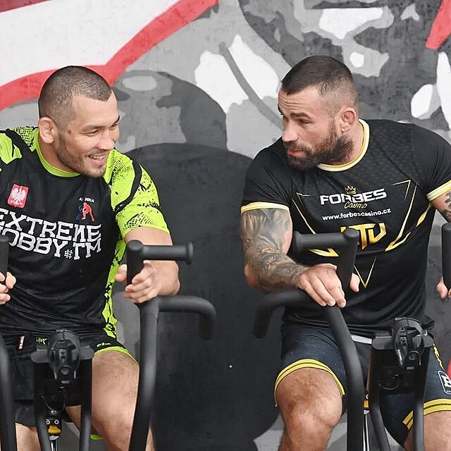 Makhmud Muradov a Karlos Vmola bhem trninku v praskm Monster Gymu