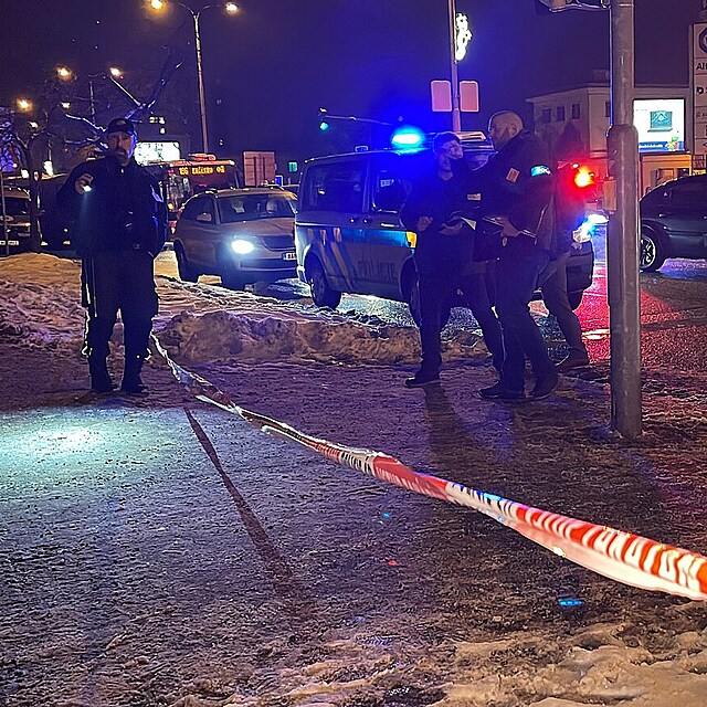 Na Novodvorsk v Praze neznm mu pobodal dv eny. Policie ho pot zastelila.