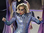 Lady Gaga bhem vystoupení na Super Bowl.