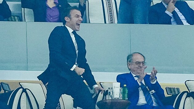 Emmanuel Macron ádil na tribunách.