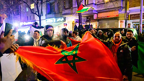 Maročané v ulicích Německa.