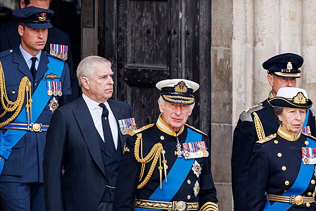 Princ Andrew v Buckinghamskm palci kon. Nebude ho moci pouvat ani jako...