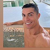 Cristiano Ronaldo si teď užívá zaslouženou dovolenou v Dubaji.