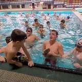 Plavci v Košicích mají hodně netradiční vánoční tradici. V bazénu s chlorovanou...