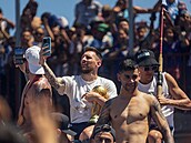 Lionel Messi slaví se svými spoluhrái.
