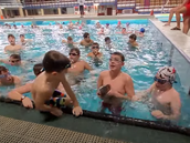 Plavci v Koicích mají hodn netradiní vánoní tradici. V bazénu s chlorovanou...