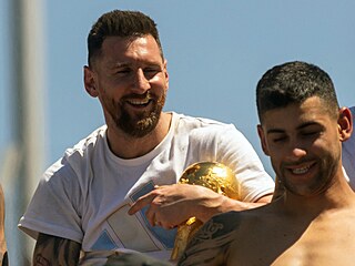Lionel Messi slav� se sv�mi spoluhr��i.