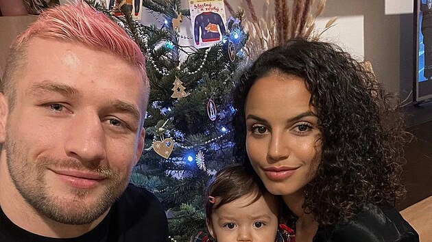 David Kozma slavil Vánoce s krásnou partnerkou Sarah a dcerou Stellou.