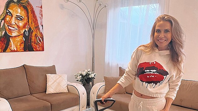 Michaela Ochotská pracuje na radnici a po televizi se jí nestýská. Aktivní je...