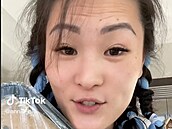 Tiktokerka p�edstírá, �e je její sestra