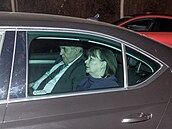 Prezident Milo Zeman a jeho manelka Ivana pijídí na setkání premiér ke...
